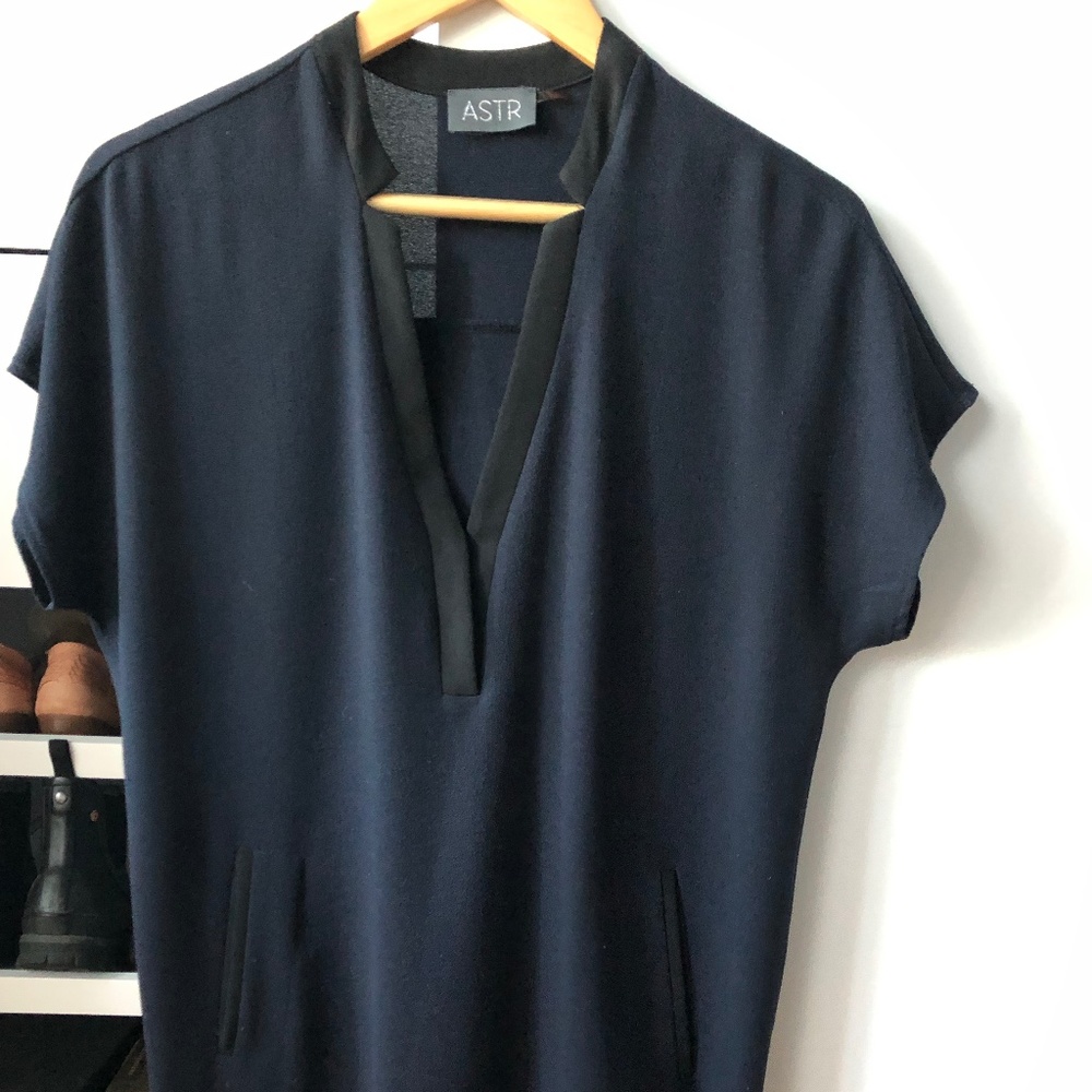 ASTR Navy short-sleeve V-neck dress Size XS